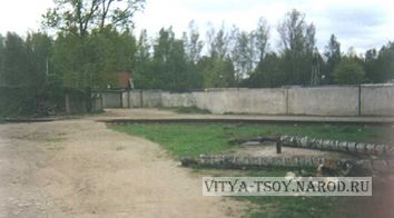 бетонная стена перед Богословским кладбищем, где похоронен Виктор Цой